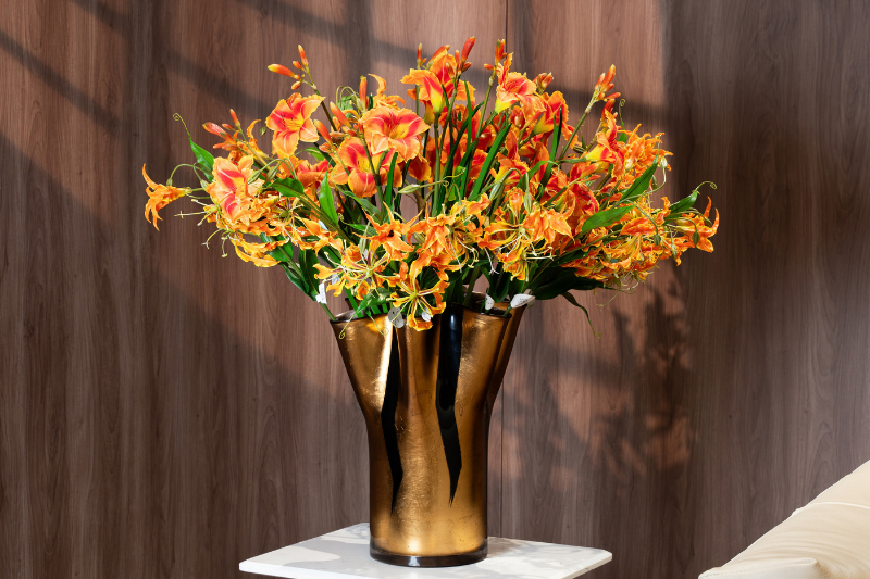 Hoa loa kèn màu vàng cam; Hoa dơn màu đỏ cam – Decora