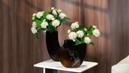 Bình hoa Leo; Cành hoa cúc trắng ngà – Decora