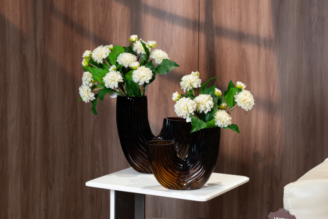 Bình hoa Leo; Cành hoa cúc trắng ngà – Decora