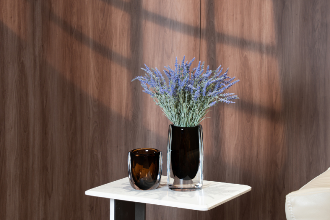 Cành hoa oải hương nhân tạo màu tím; Bình hoa Shadow – Decora